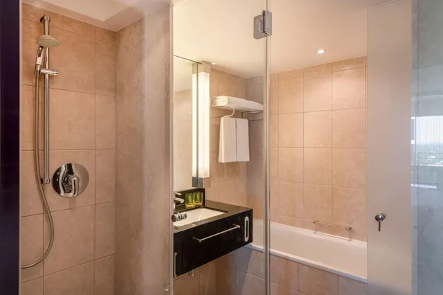 جناح تنفيذي بسرير كينج، Four Points by Sheraton Munich Arabellapark 3/4