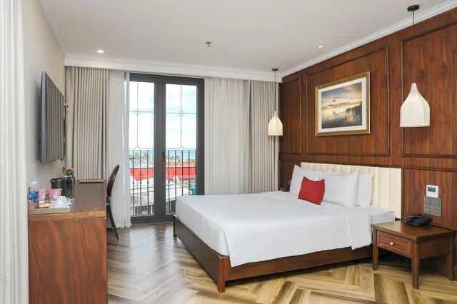 جناح بسرير كينج بإطلالة جزئية على البحر بحوض استحمام، Golden Lotus Luxury Hotel Da Nang 1/10