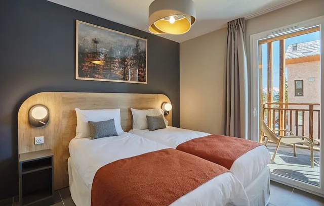 غرفة بسرير مزدوج وسريرين منفصلين مع سرير سحّاب إضافي لذوي الإعاقة، Residence Odalys le Mont d'Auron 2/2