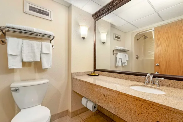 غرفة بسرير كوين بإطلالة على المسبح، Best Western Plus Longbranch Hotel and Convention Center 4/4