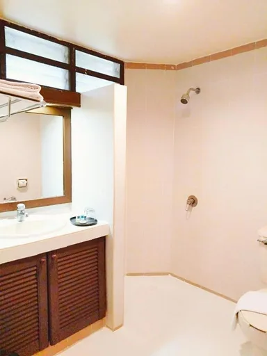 غرفة ديلوكس بسريرين منفصلين بإطلالة على الحديقة للمدخنين، Sutra Beach Resort Spa 3/3