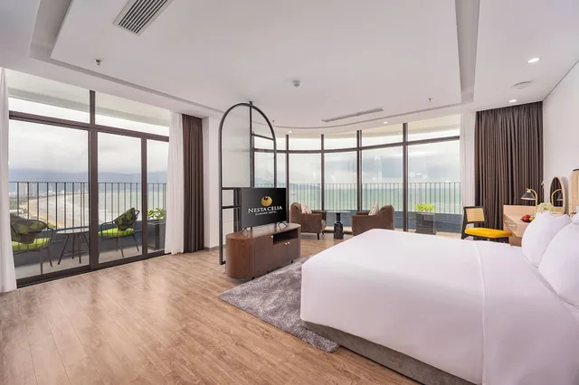 Grand, King Bed, Ocean View, Nesta Celia Danang Hotel 2/5