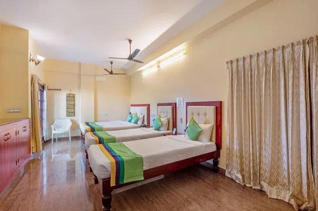غرفة بريميوم بسرير مزدوج أو سريرين منفصلين، Treebo Grace Inn 2/4