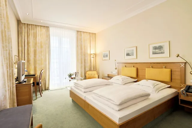 Room, Double Bed, Street View، Reutemann And Seegarten 1/6