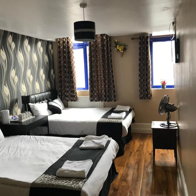 Room, Quadruple, Pacific Inn London Heathrow (ex. Essex Inn Hotel) 1/6