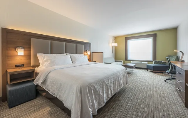جناح بسرير كينج مع أريكة، Holiday Inn Express Suites Moncton 1/2