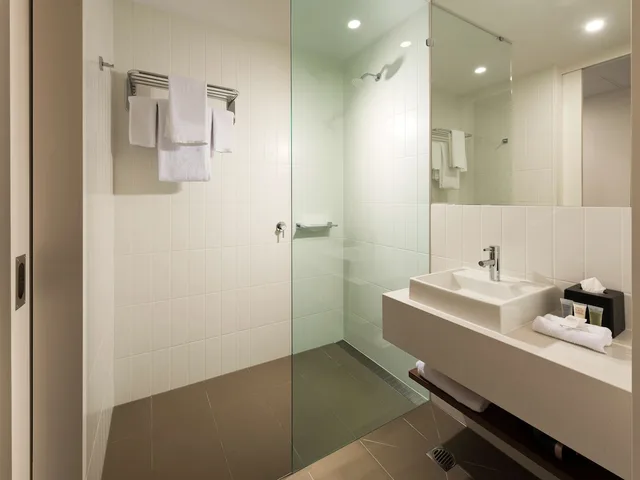 Standard, 1 Double and 1 Single Bed, ibis Brisbane Airport Hotel 4/4