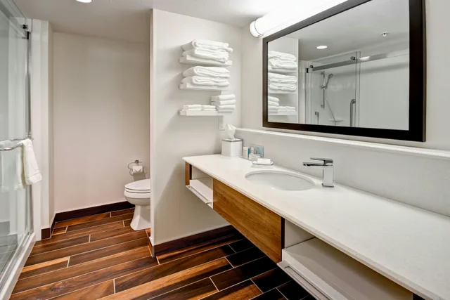 غرفة بسرير كينج، Hampton Inn Suites By Hilton Medicine Hat 3/3