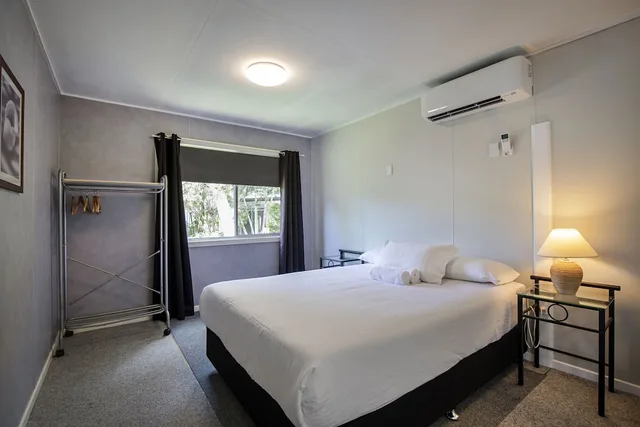 غرفة قياسية بسرير كوين، Bush Village Budget Cabins 4/6