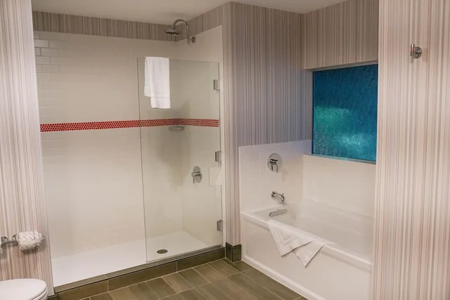 جناح جونيور بسرير كينج، Eddy's Resort 2/2