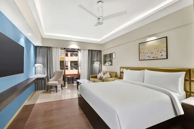 غرفة بريميوم بسريرين منفصلين بإطلالة على المسبح، Radisson Resort Goa Baga 1/8