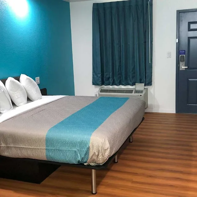 غرفة بسرير كينج لذوي الإعاقة، Motel6 Temple, TX 1/10