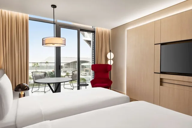 غرفة تنفيذية بشرفة مع دخول الصالة، فندق راديسون بلو مركز الرياض للمؤتمرات والمعارض(Radisson Blu Hotel Riyadh Convention & Exhibition Center) 5/10