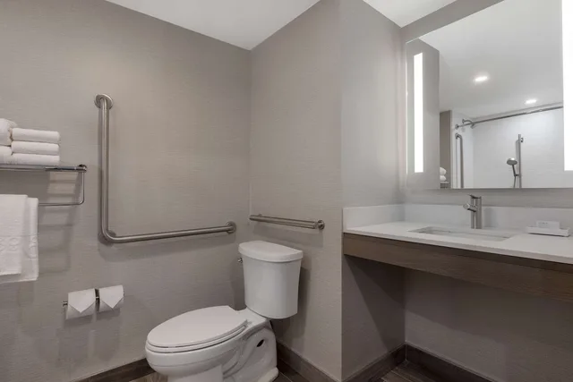 جناح استوديو بسرير كوين بحوض استحمام لذوي الإعاقة، Home2 Suites by Hilton Kingston 2/2