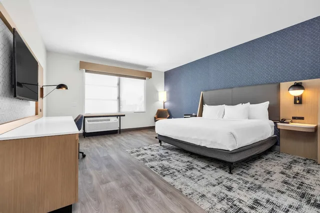 غرفة بسرير كينج، La Quinta Inn & Suites by Wyndham San Jose Silicon Valley 1/7
