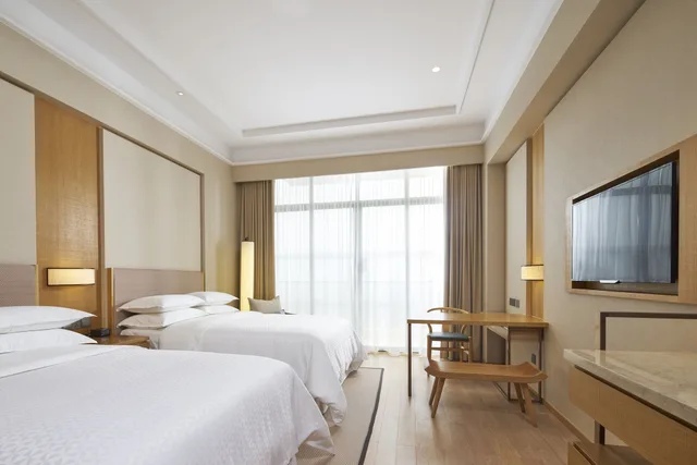 غرفة بسريرين مزدوجين بإطلالة على الجبل بشرفة، Four Points By Sheraton Chengdu Pujiang Resort 3/6
