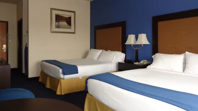 Standard, 2 Queen Beds, Holiday Inn Express Suites New Buffalo 2/5