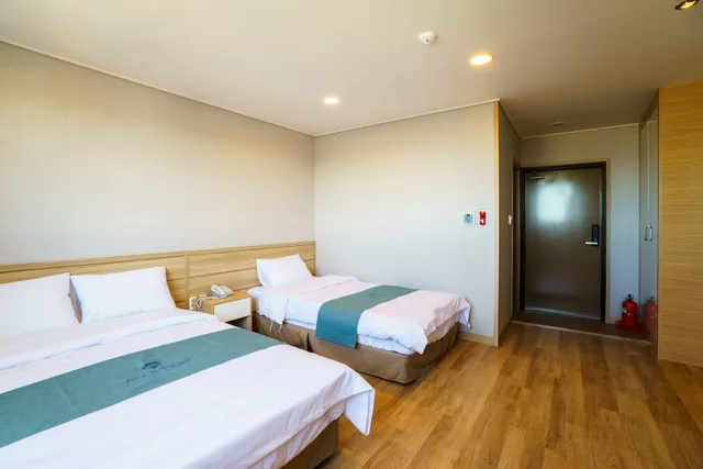 غرفة ديلوكس بسرير مزدوج وسرير فردي بإطلالة على البحر، Blue Mountain Hotel 1/3