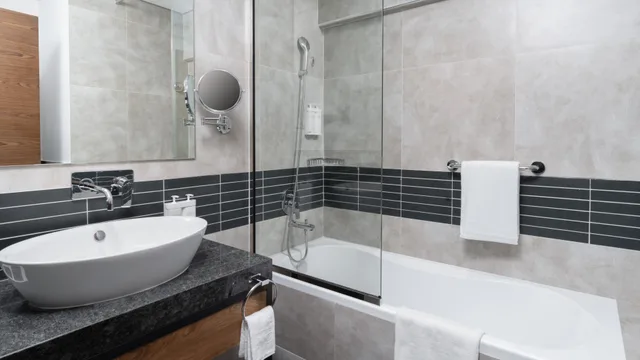 غرفة بريميوم بسرير كينج بشرفة، Holiday Inn Dubai Village Circle 2/2