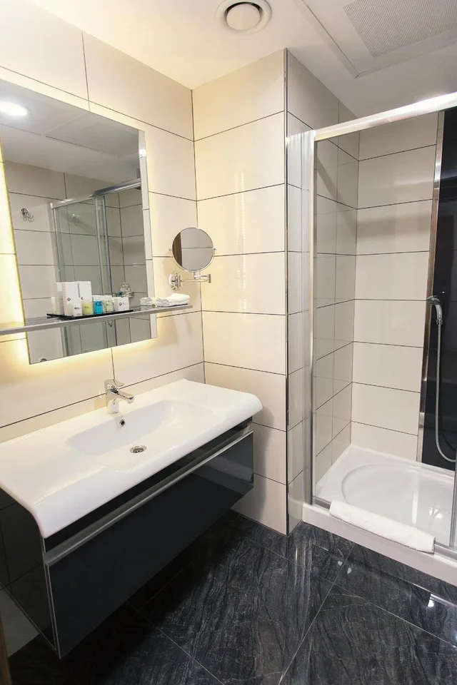 غرفة رباعية بسرير مزدوج وسريرين منفصلين، Fesa Business Hotel 2/3