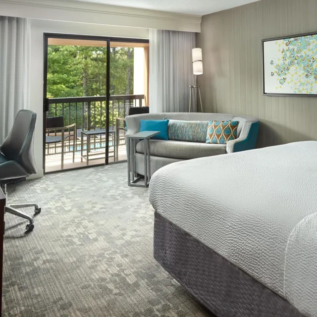 غرفة تنفيذية بسرير كينج مع أريكة، Courtyard Alpharetta Atlanta 4/8