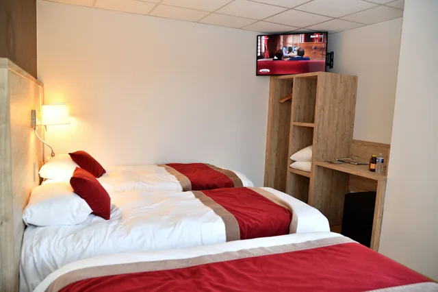 غرفة عائلية بسرير مزدوج وسريرين منفصلين، Hôtel du Bowling de Millau 5/10