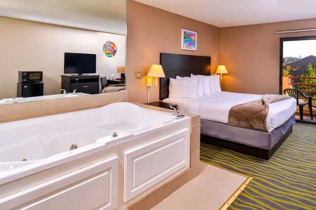 غرفة قياسية بسرير كينج، Atlantis Family Waterpark Hotel, an Ascend Collection Hotel 1/10