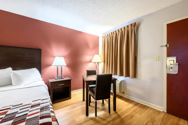 غرفة ديلوكس بسرير كينج لذوي الإعاقة، Red Roof Inn Sylacauga 2/4