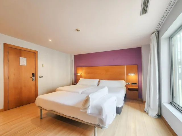 غرفة بسريرين منفصلين مع سرير إضافي، Hotel Faranda Marsol Candas, Ascend Hotel Collection 1/7