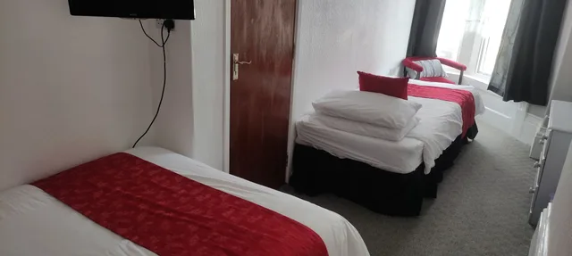 Family, 1 Single and 2 Double Beds، Tuxford House Hotel 2/3