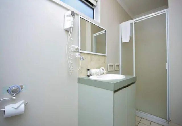 1 Bedroom, Cabin, Queen Bed, Pet Friendly, Discovery Parks Woodman Point 4/5
