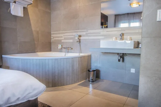 شقة بسرير كينج وسريرين منفصلين بغرفة نوم واحدة، Golden Tulip West Ende 10/10