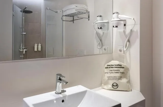 غرفة بسريرين منفصلين، B&B HOTEL Sevilla Bormujos 2/3