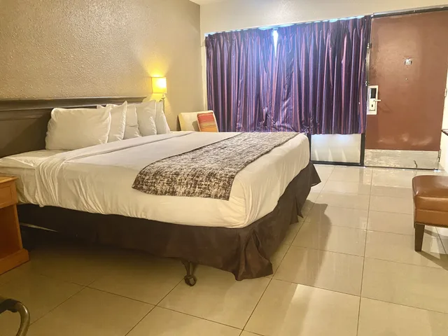 غرفة تقليدية بسرير كينج لذوي الإعاقة، Garden Inn Homestead 1/9