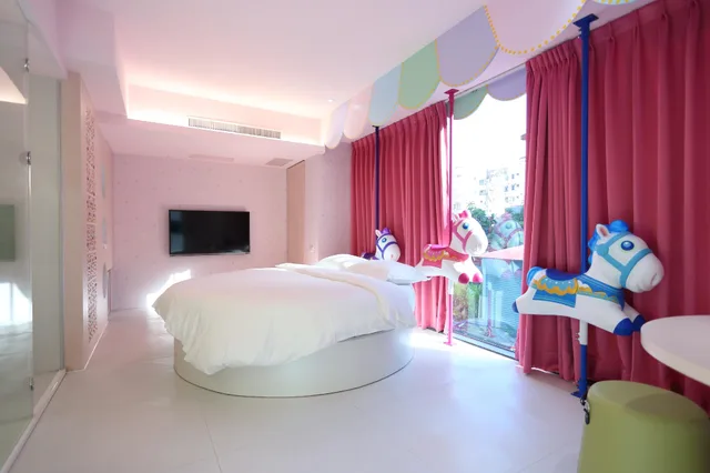 Room, Round Bed، The Fantasy Apartment 1/2