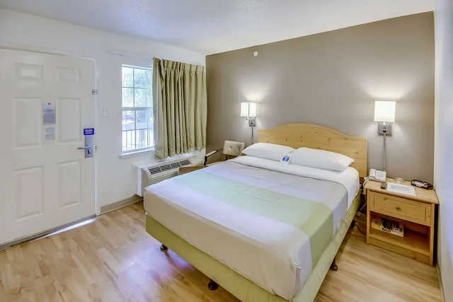 1 Queen Bed - ADA/Tub, Non-smoking، Studio6 Houston, TX - Hobby South 1/6