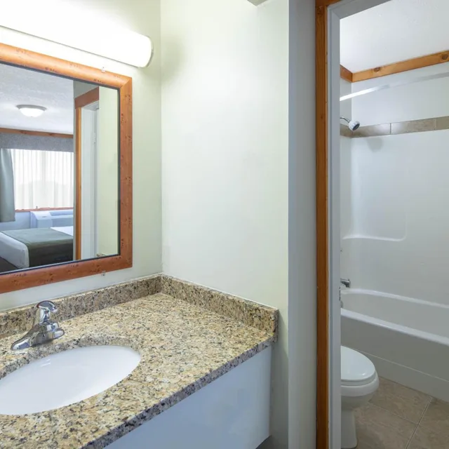 غرفة بسرير كينج وسرير كوين في الطابق الأرضي، Travelodge by Wyndham Golden Sportsman Lodge 14/15