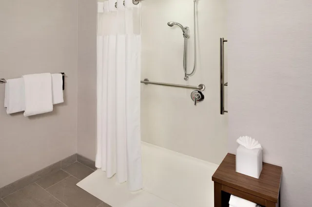 غرفة بسرير كينج، Courtyard By Marriott Stamford Downtown 3/4