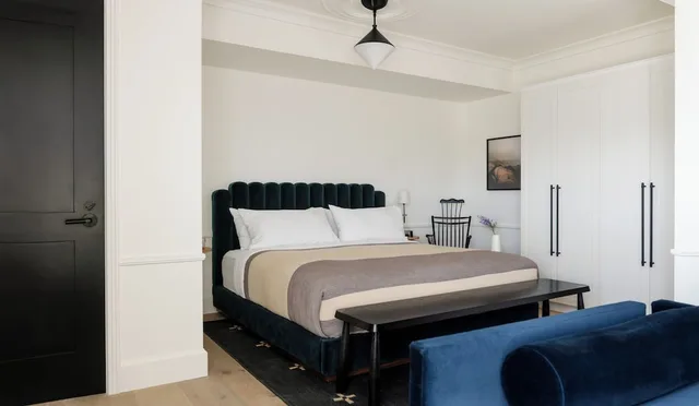 جناح بريميير بسرير كينج لذوي الإعاقة، Longfellow Hotel 1/2