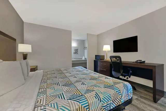 Standard, King Bed, Smoking, Motel6 McDonough, GA 2/4