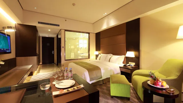 Standard, King Bed, Middle Floor, Holiday Inn Nantong Oasis International 7/10