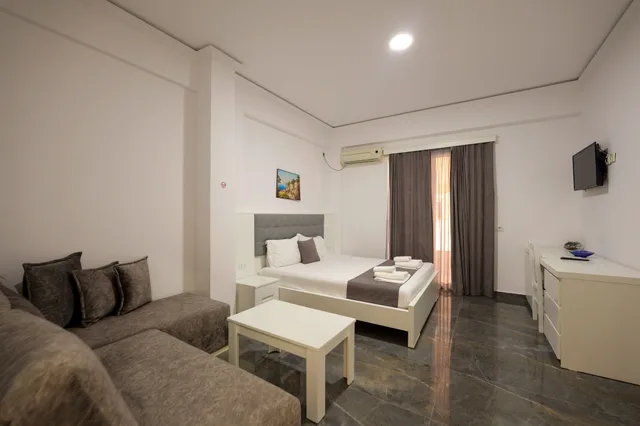 Room, Quadruple, Double Bed, Lateral Side Sea View, 2 Sofa، Vila Era Beach 3/4