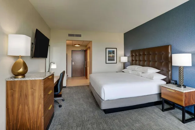 غرفة بسرير كينج بشرفة بإطلالة مع أريكة، Drury Plaza Hotel Orlando - Disney Springs Area 2/9