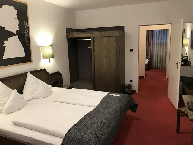 غرفة ثلاثية بسريرين منفصلين بإطلالة على المدينة مع أريكة، Hotel Nymphenburg City 2/10