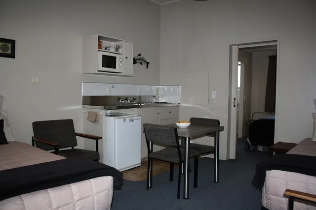 جناح بسرير كوين وسرير فردي بغرفة نوم واحدة بمطبخ صغير، Ashbury Park Motel 2/2