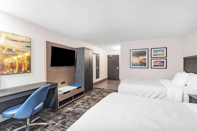 غرفة ديلوكس بسريرين كوين، LaQuinta Suites by Wyndham South Bend Notre Dame Area 1/5