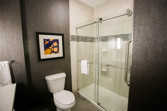 جناح، Holiday Inn Longview North 2/3