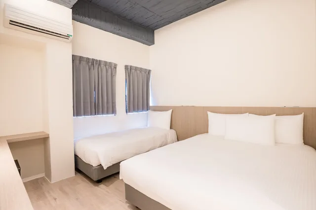 غرفة أساسية ثلاثية بسرير مزدوج وسرير فردي، Traveller-Inn Tiehua Light Spot Hotel 1/4