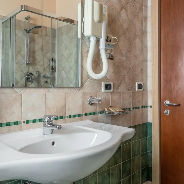 غرفة بسرير مزدوج بإطلالة على البحر بشرفة، Prestige 4/4