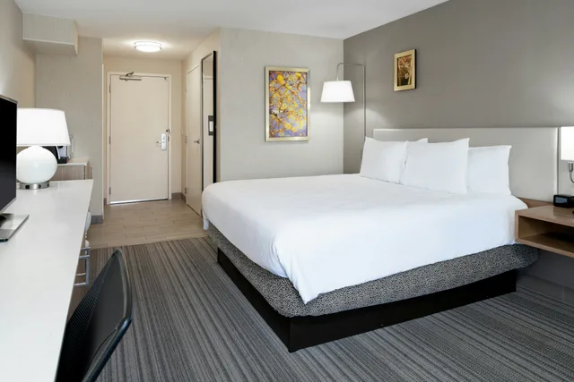 غرفة بسرير كينج في طابق مرتفع، Hilton Garden Inn Roseville 2/5